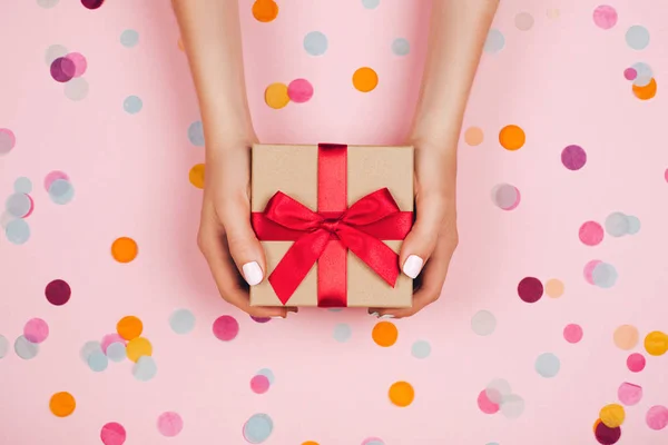 Hands holding present box — Stock Photo, Image