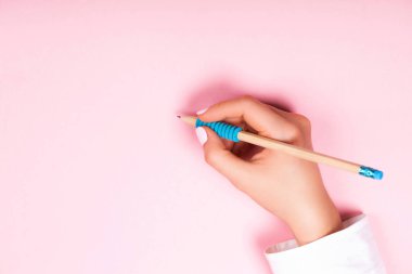 Pembe bir arka plan üzerinde kalem eliyle