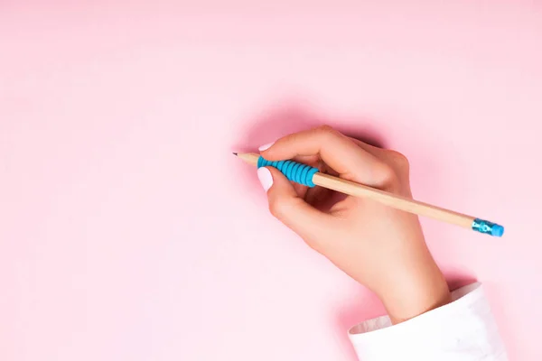 Mano con lápiz sobre fondo rosa — Foto de Stock