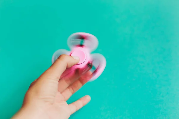 Zenuwachtig spinner in de hand — Stockfoto