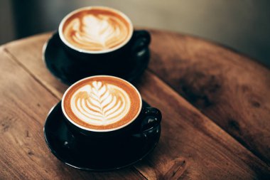 İki fincan cappuccino latte sanat ile