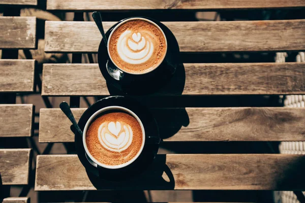 Dos tazas de capuchino con arte latte —  Fotos de Stock