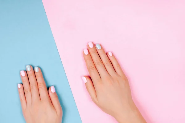 Elegante manicure femminile alla moda — Foto Stock