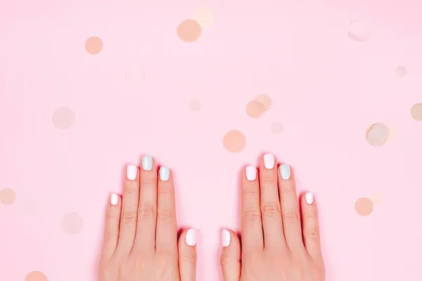 Elegante manicure femminile alla moda — Foto Stock