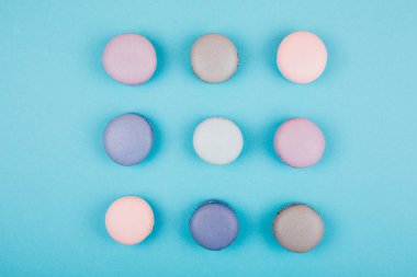 Pastel renkli macarons trendy arka plan üzerinde grup