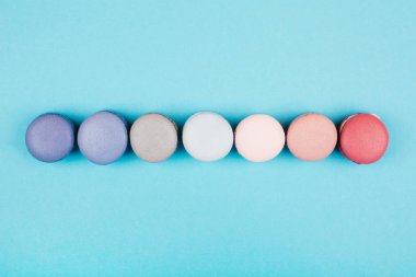 Pastel renkli macarons trendy arka plan üzerinde grup