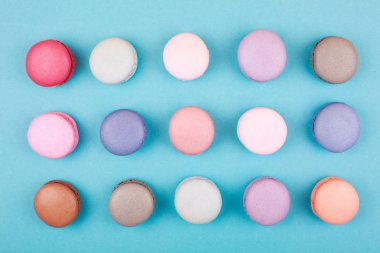 Pastel renkli macarons trendy arka plan üzerinde grup