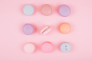Pastel renkli macarons trendy arka plan üzerinde grup