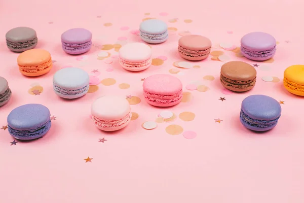 Skupina pastelové barevné macarons na módní pozadí — Stock fotografie