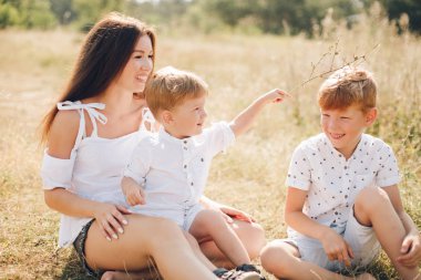 iki oğlu ile annesi