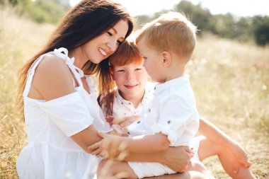 iki oğlu ile annesi