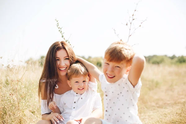 Madre con dos hijos —  Fotos de Stock