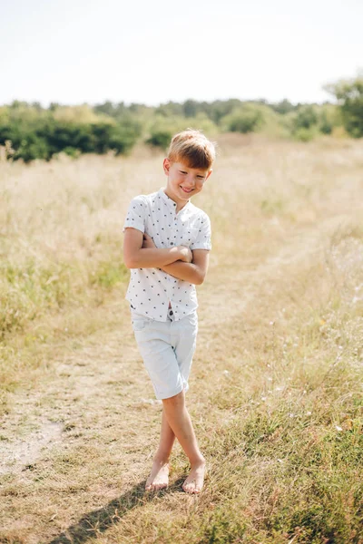Модный мальчик в поле — стоковое фото