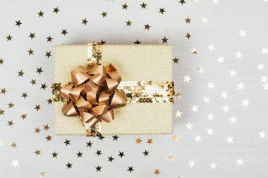 Altın kurdele ile Noel hediyeleri