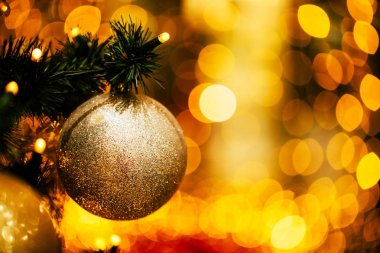 Köknar dalı şenlikli ışıklar ile