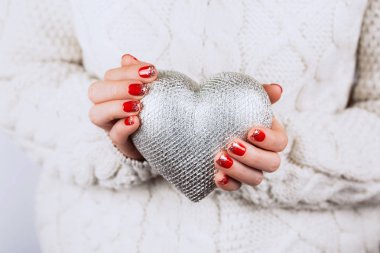 Kadının elleri kalp tutulması