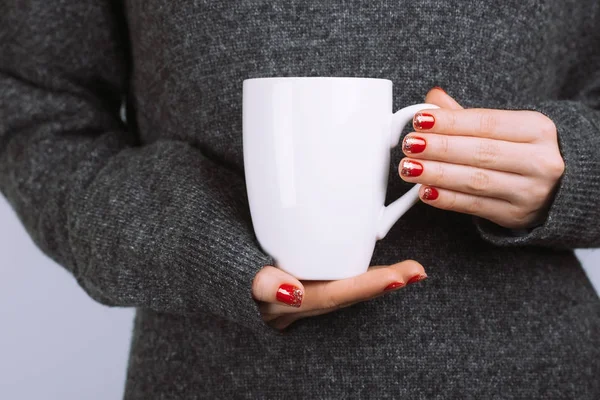 Vrouw met witte koffiekopje — Stockfoto