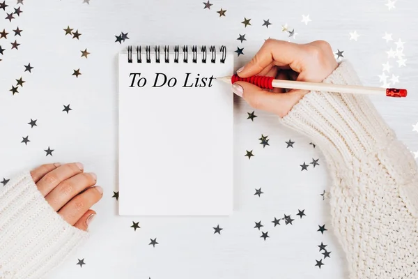 Woman filling to do list — Stock Photo, Image