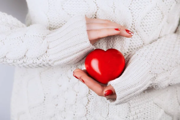 Vrouw handen houden rood hart — Stockfoto