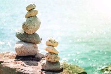 Okyanus ya da deniz kıyısında taş