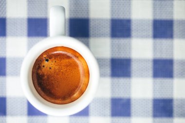 Beyaz fincan espresso