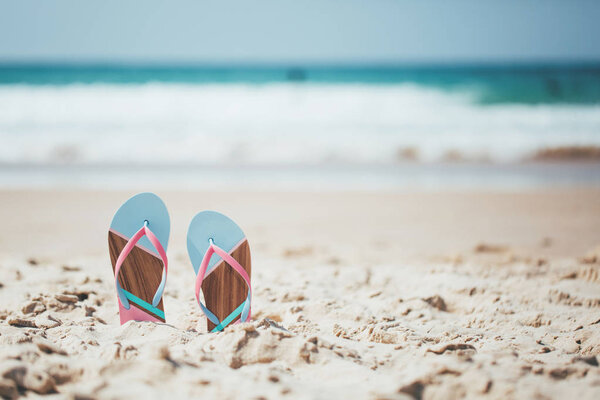 Модные тапочки на песчаном пляже
.