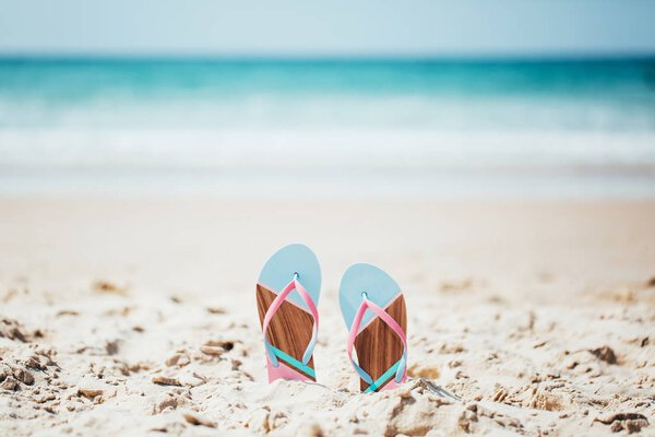 Модные тапочки на песчаном пляже
.