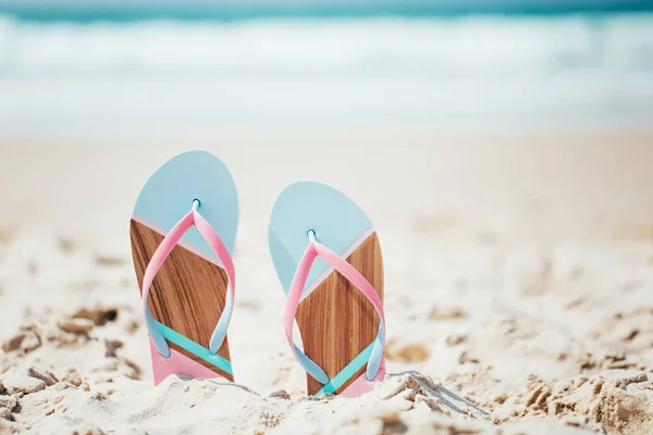 Chinelos na moda na praia de areia . — Fotografia de Stock