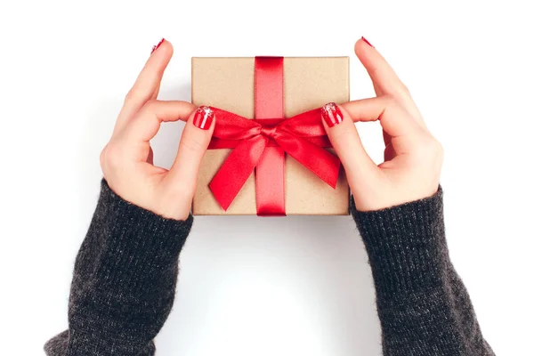 Женские руки с подарочной коробкой — стоковое фото