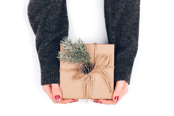 Mains de femme enveloppant boîte cadeau — Photo