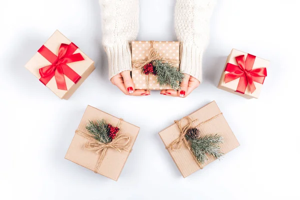 Manos de mujer y cajas de regalo —  Fotos de Stock