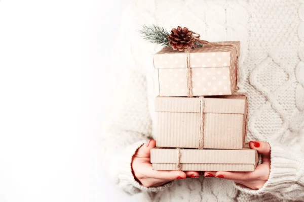 Femme avec des boîtes-cadeaux artisanales . — Photo