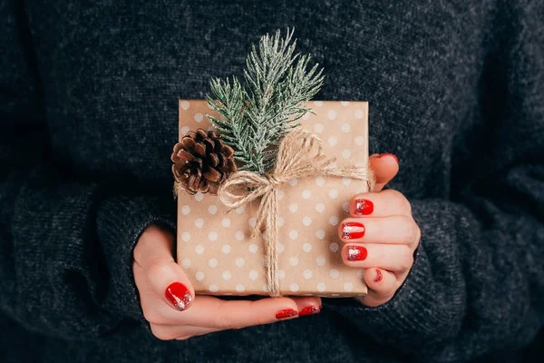 Manos de mujer con caja de regalo de Navidad — Foto de Stock