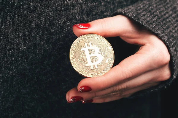 Bitcoin na mão da mulher — Fotografia de Stock