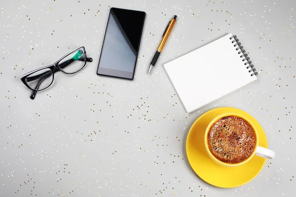 Zápisník, kávový šálek, smartphone — Stock fotografie