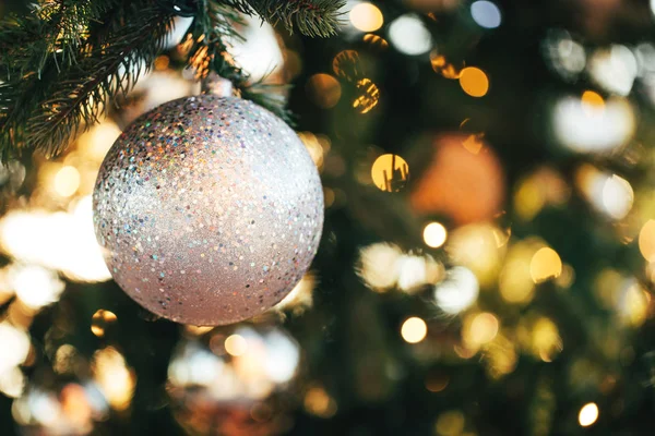 Χριστούγεννα στολίδι στο δέντρο έλατου — Φωτογραφία Αρχείου