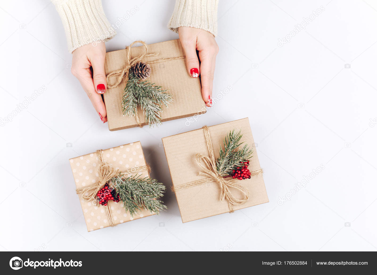 As mãos da mulher e três caixas de presente de Natal fotos, imagens de © Efetova #176502884 As mãos da mulher e três caixas de presente de Natal fotos, imagens de © Efetova #176502884
