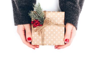 Kadının elleri Noel kaydırma kutusu hediye