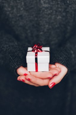 Kadının elleriyle hediye kutusu