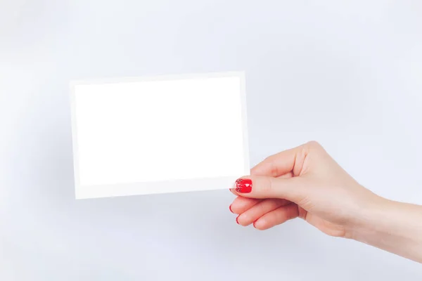 Hand with clean white card — Stock Photo, Image