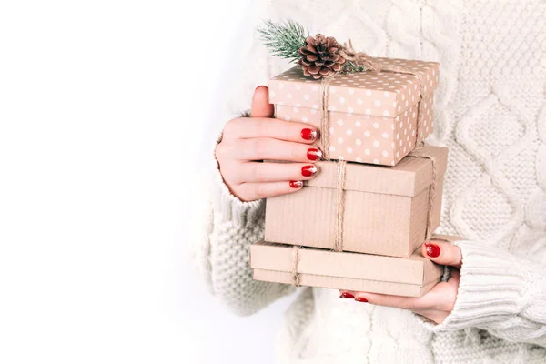 Hände mit handgefertigten Geschenkboxen — Stockfoto