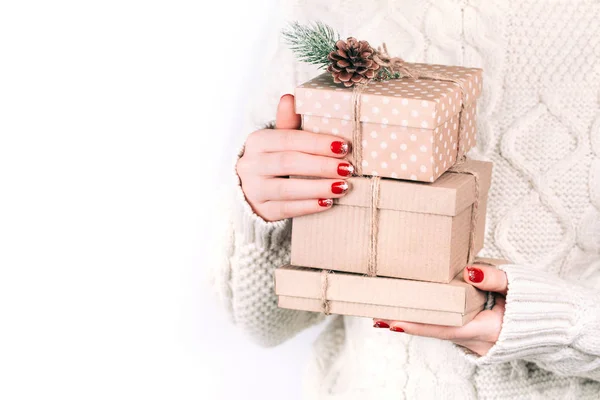 Manos con cajas de regalo artesanales — Foto de Stock