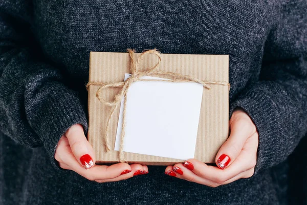 Mãos de mulher com caixa de presente de Natal — Fotografia de Stock