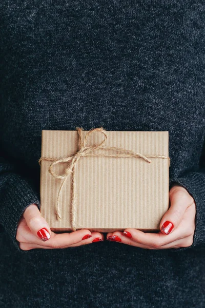 Mãos de mulher segurando caixa de presente de artesanato — Fotografia de Stock