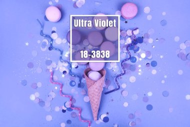 Ultra Violet renkli macarons moda mor zemin üzerine grup.