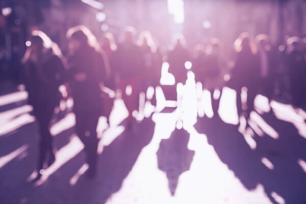 Размытая неузнаваемая толпа ультра-фиолетовых людей
.