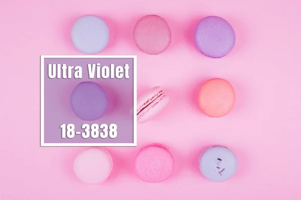 Grupo Macarrones Colores Ultra Violeta Sobre Fondo Rosa Moda —  Fotos de Stock
