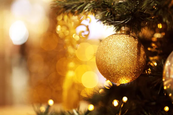 Κλάδος Fir Μπάλες Και Εορταστικά Φώτα Στο Φόντο Των Χριστουγέννων — Φωτογραφία Αρχείου