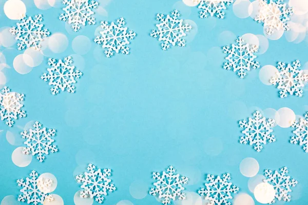 Νιφάδες Χιονιού Παιχνίδι Λευκό Μπλε Φόντο Επίπεδη Lay Στυλ Θέση — Φωτογραφία Αρχείου