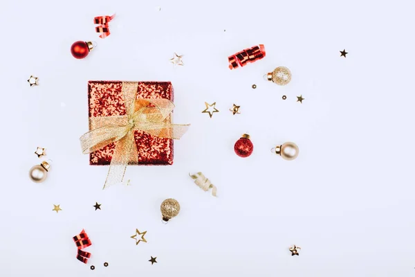 Goud Rood Kerstversiering Witte Achtergrond Christmas Greeting Concept — Stockfoto